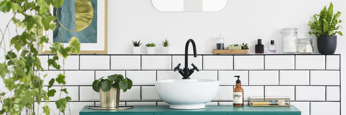 lavabo e rivestimento in un bagno stile scandinavo