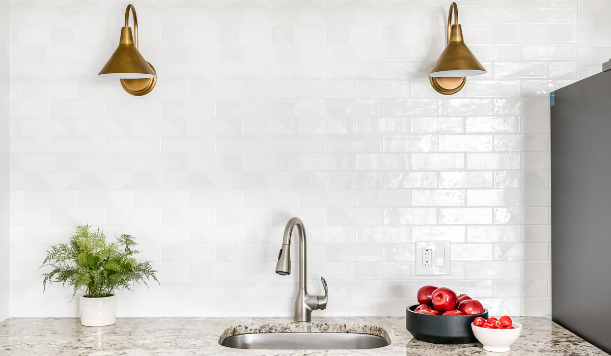 Classic high gloss subway tile with white grout in kitchen backsplash