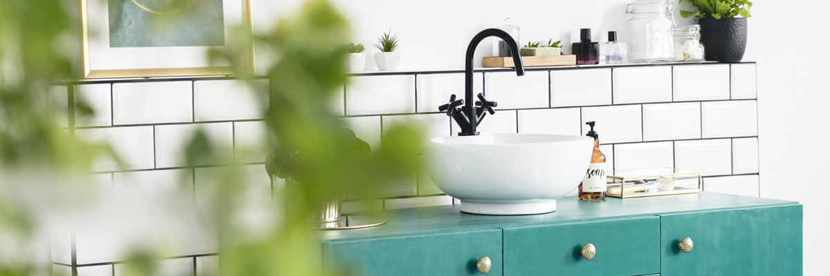 White subway tile with black high contrast grout